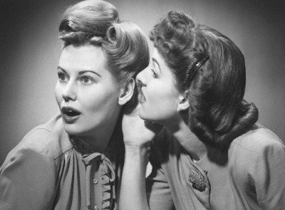 Gossiping Dames