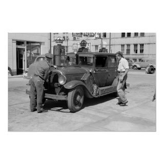 red_crown_gas_station_1940s_poster-rc76b72c4f40d4ec79ac4473da92f6103_aiy7l_400-1750799556-685b14c40c2e35.79950922.jpg